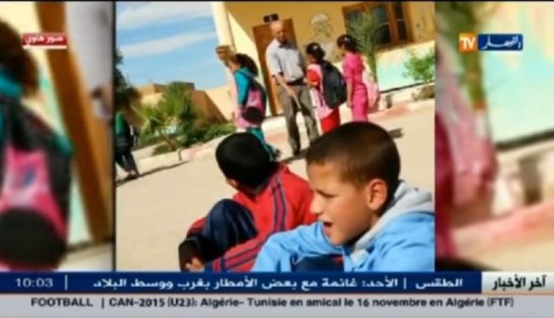 فيديو يظهر أحد المعلمين وهو يضرب التلاميذ