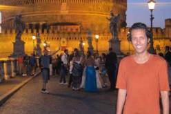 صورة للصحفي المغربي سيمو بنبشيرفي روما بفستان قصير