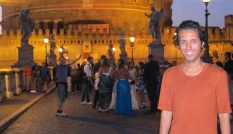صورة للصحفي المغربي سيمو بنبشيرفي روما بفستان قصير