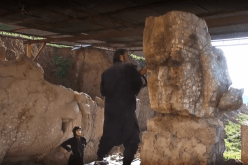 داعش يهدم آثارا أشورية في متحف الموصل  بالعراق