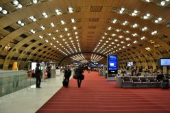 فرنسا: توقيف مسافر جزائري بمطار رواسي مطلوب لدى العدالة لتعنيف زوجته