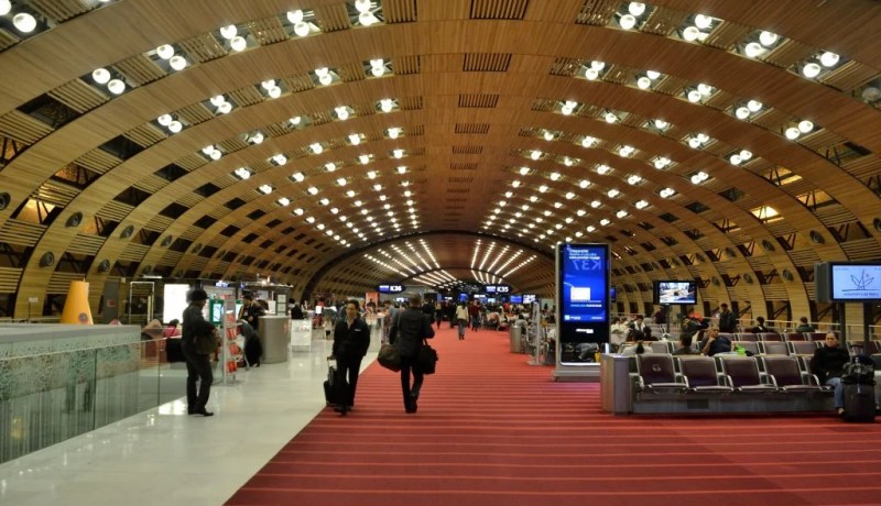 فرنسا: توقيف مسافر جزائري بمطار رواسي مطلوب لدى العدالة لتعنيف زوجته