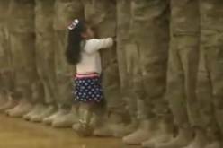 بالفيديو  طفلة صغيرة تخرق عرضاً عسكريّاً