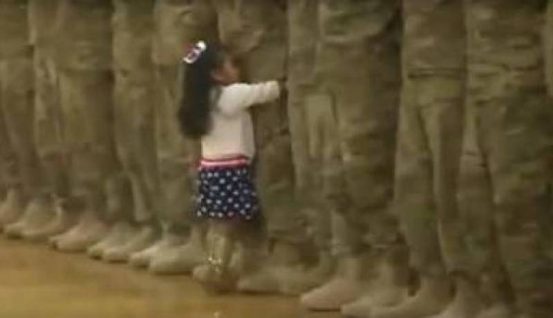 بالفيديو  طفلة صغيرة تخرق عرضاً عسكريّاً