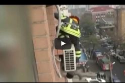 بالصور والفيديو.. أراد الإنتحار فبقي معلقًا من قدمه