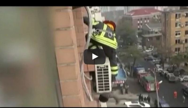 بالصور والفيديو.. أراد الإنتحار فبقي معلقًا من قدمه