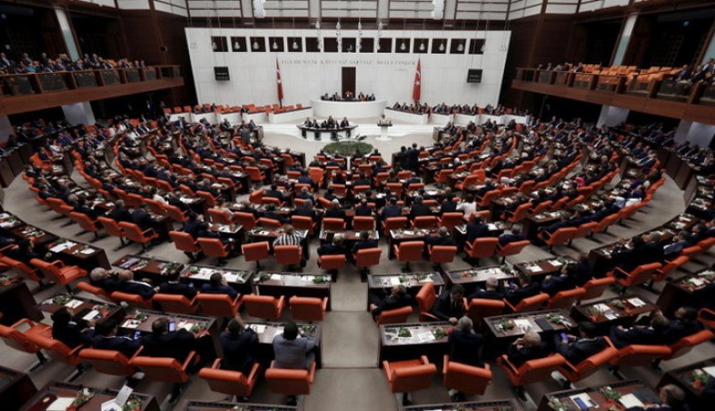 البرلمان التركي يمنح الثقة لحكومة داود أوغلو