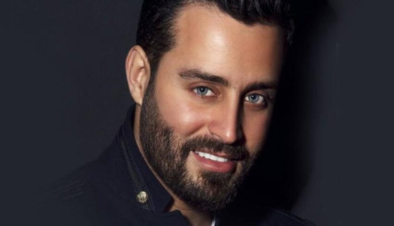 سعد رمضان يحدث زوبعة وينسحب من برنامج إذاعي بعد أن استفزّه سؤال مذيعة