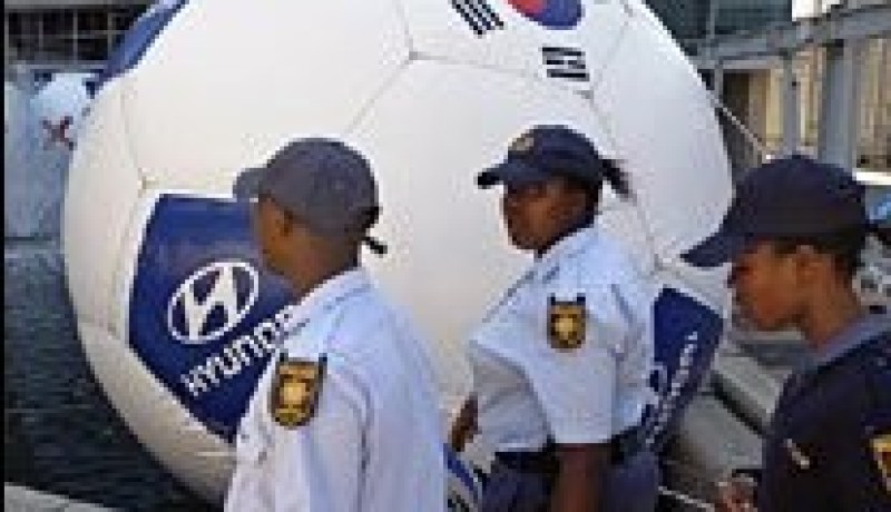 مونديال 2010: ايقاف صحافي بريطاني وراء دخول مشجع غرف ملابس انجلترا