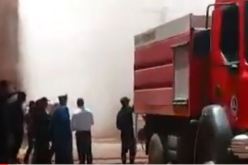 حريق يلتهم مستودعا للعجلات المطاطية وسط حي سكني في بشار