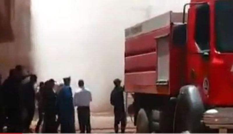 حريق يلتهم مستودعا للعجلات المطاطية وسط حي سكني في بشار