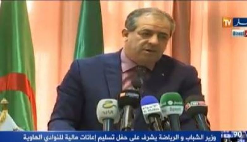 بالفيديو ..وزير الشباب والرياضة يسلم الشرط الثاني من الإعانات المخصصة للنوادي الهواة