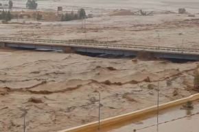 لقطات فيديو مصورة توضح بشكل جيد مواقع الأشخاص الذين حاصرتهم السيول في الأغواط