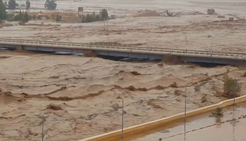 لقطات فيديو مصورة توضح بشكل جيد مواقع الأشخاص الذين حاصرتهم السيول في الأغواط