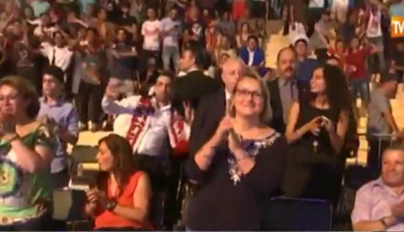 بالفيديو.. سفيرة أمريكا بالجزائر ترقص على أنغام الشاب خالد