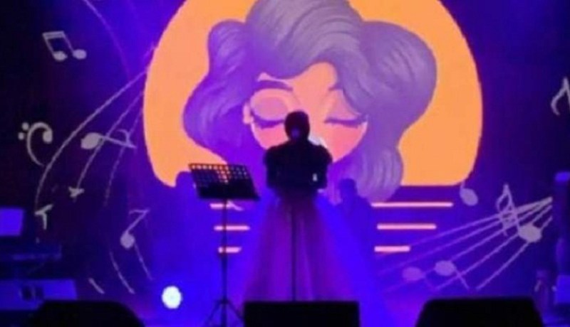 شاهد.. فنانة منقبة تتفوق على أشهر الفنانين دون أن يرى أحد وجهها!