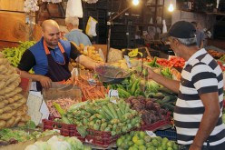 بيع الخضرة والسردين للمواطنين بالفاتورة