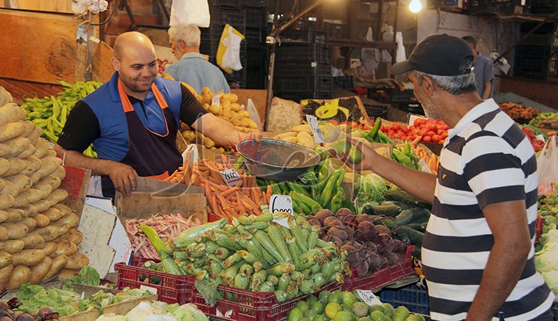 بيع الخضرة والسردين للمواطنين بالفاتورة