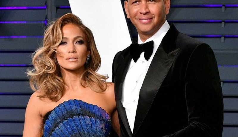 جنيفر لوبيز وأليكس رودريغيز يعلنان خطبتهما