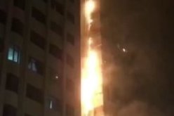 بالفيديو..اندلاع حريق مهول بأحد أبراج الإمارات