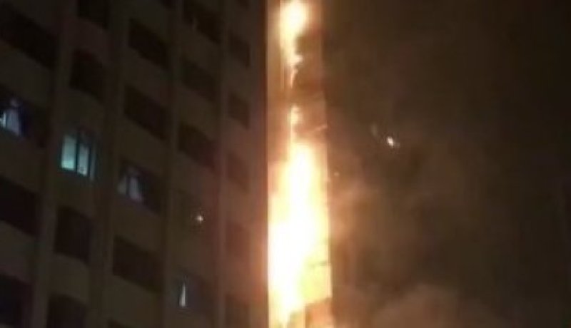 بالفيديو..اندلاع حريق مهول بأحد أبراج الإمارات