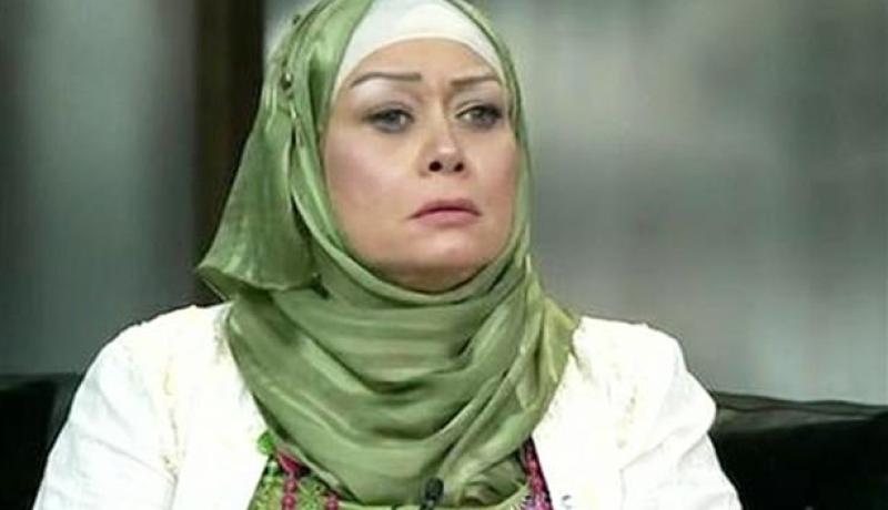 الفنانة المصرية هالة فاخر توضّح حقيقة خلعها للحجاب