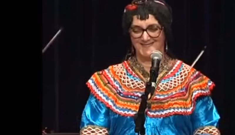 الفنّانة القبائلية نوارة تعود إلى الغناء من ركح مسرح بجاية