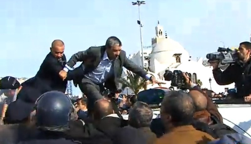 الجزائر: قوات الأمن تمنع تجمعا لحوالي 60 شخصا بساحة الشهداء