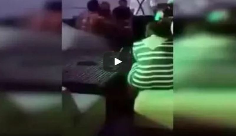 بالفيديو.. وزير خارجية المغرب ومستشار محمد السادس داخل كاباريه في قطر