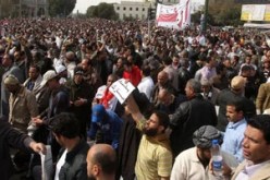 محتجون يشعلون النار في مبنى محافظة بورسعيد المصرية