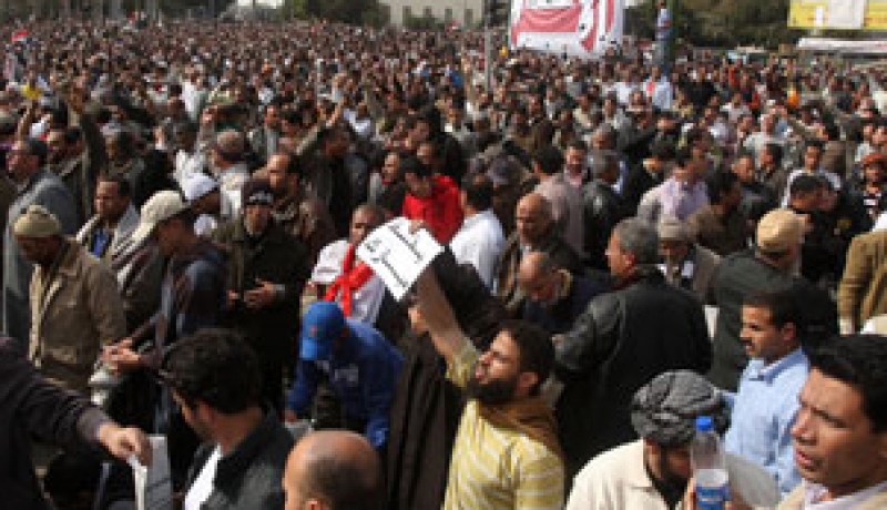 محتجون يشعلون النار في مبنى محافظة بورسعيد المصرية