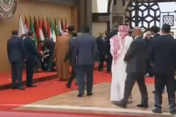 بالفيديو .. أول رد للرئيس اللبناني على  تعثره في القمة العربية بالأردن