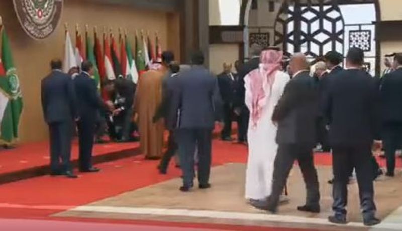 بالفيديو .. أول رد للرئيس اللبناني على  تعثره في القمة العربية بالأردن