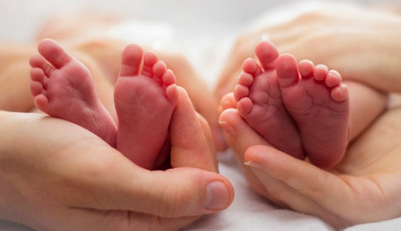بالصور.. عشرينية ترزق بـ5 توائم في صحة جيدة