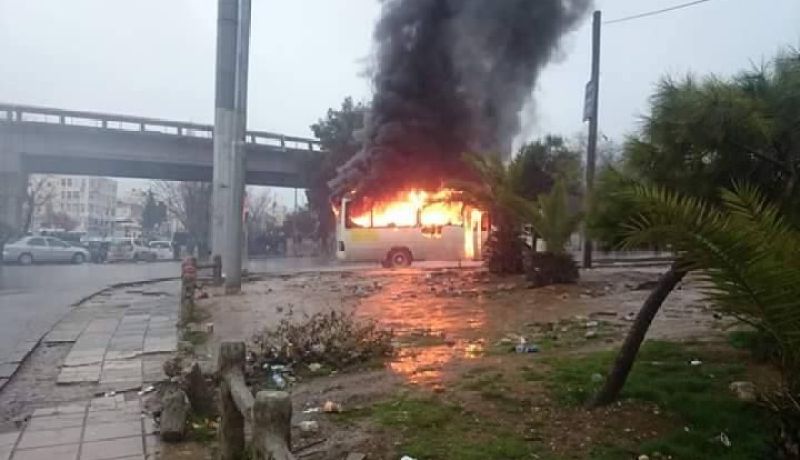 بالفيديو وصور.. لهذا السبب أحرق سائق حافلتة