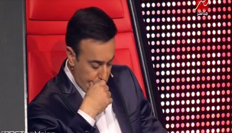 بالفيديو صابر الرباعي يدخل في نوبة بكاء على المباشر في ذا فويس