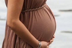 إمرأة صينية تحمل جنينها 17 شهرا
