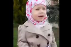 فيديو مدهش لفتاة صغيرة روسية تعلم أخاها تلاوة سورة الفاتحة