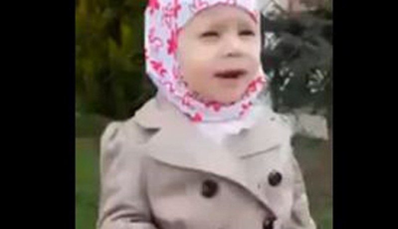 فيديو مدهش لفتاة صغيرة روسية تعلم أخاها تلاوة سورة الفاتحة