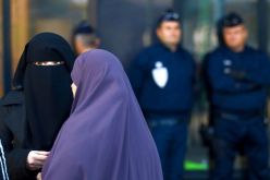 هولندا تمنع النقاب في بعض المباني ووسائل النقل العامة