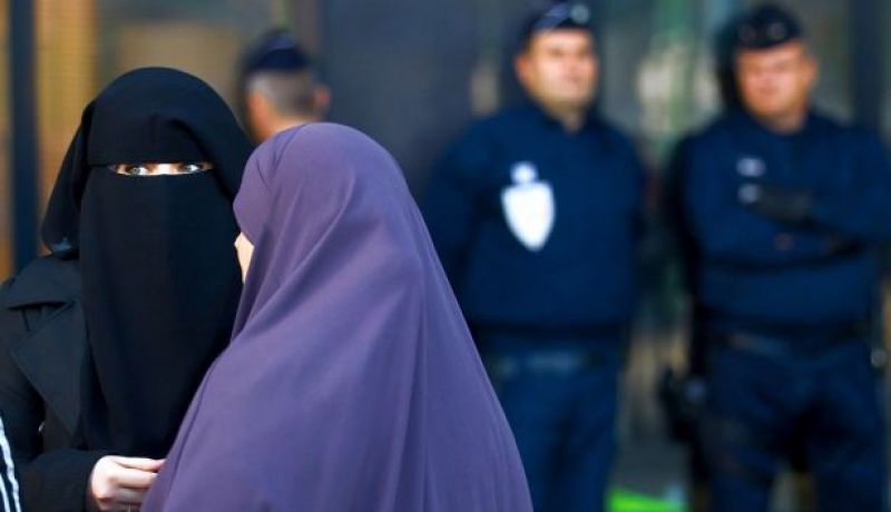 هولندا تمنع النقاب في بعض المباني ووسائل النقل العامة