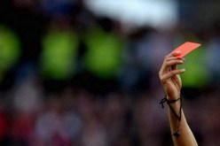 حكم طرد لاعباً … فقطع ذراعه