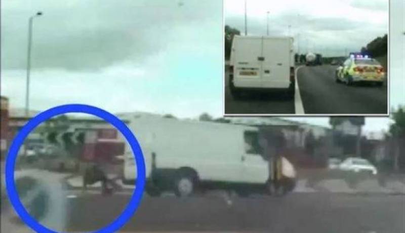 بالفيديو سقوط لص من شاحنة أثناء مطاردة الشرطة له