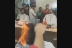 شاهد.. حلاق يقص شعر زبائنه بالنار