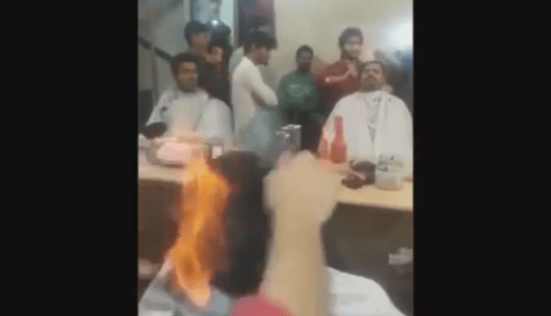 شاهد.. حلاق يقص شعر زبائنه بالنار