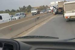 جريح في اصطدام سيارة وشاحنة بزرالدة