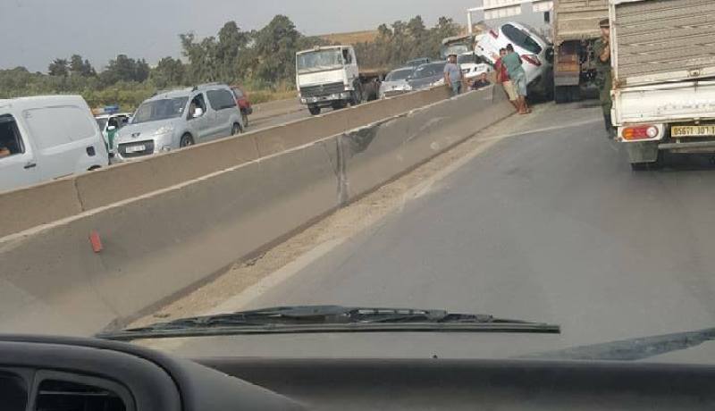 جريح في اصطدام سيارة وشاحنة بزرالدة