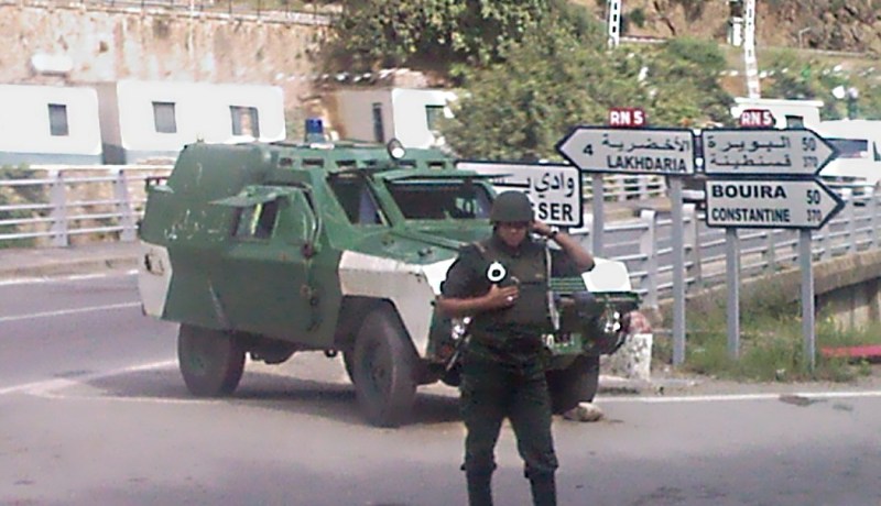 رعايا صينيين اتراك مرفقين بموكب للدرك يتعرضون لاعتدائي ارهابي في البويرة