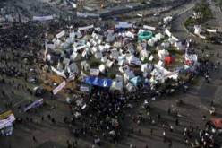 المتظاهرون يواصلون اعتصامهم بالتحرير مع استمرار إغلاق الميدان