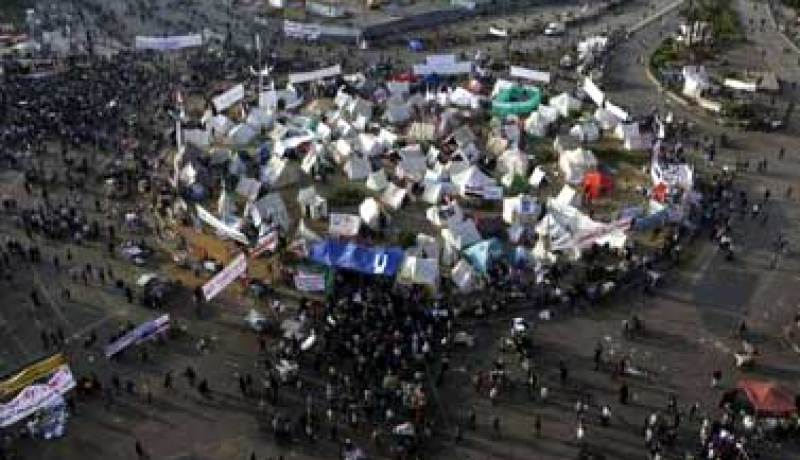 المتظاهرون يواصلون اعتصامهم بالتحرير مع استمرار إغلاق الميدان